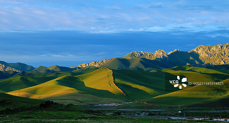 马牙雪山下的明长城-天祝段图片素材