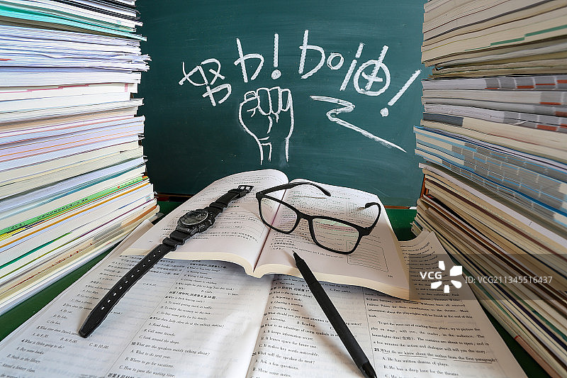书，黑板 眼镜 手表 口罩 笔 高考  教育图片素材