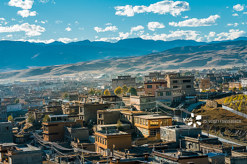 理塘县城居民生活和秋天日落夕阳风光图片素材