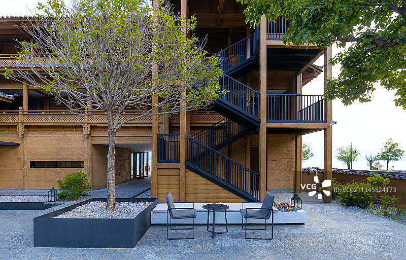 云南丽江-泸沽湖摩梭人民宿庭院图片素材