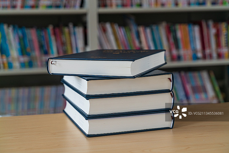 书 书架 图书馆 一摞 厚 学习图片素材