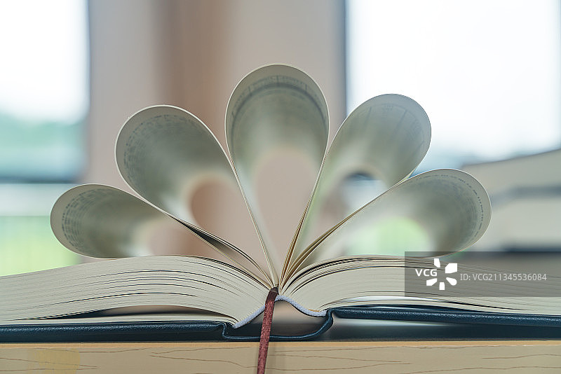 书 翻开 形状 桌子 翻页 白天 图书馆图片素材