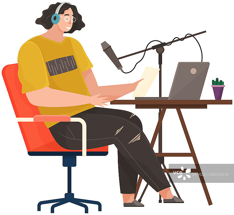 播客主对着麦克风录制播客图片素材