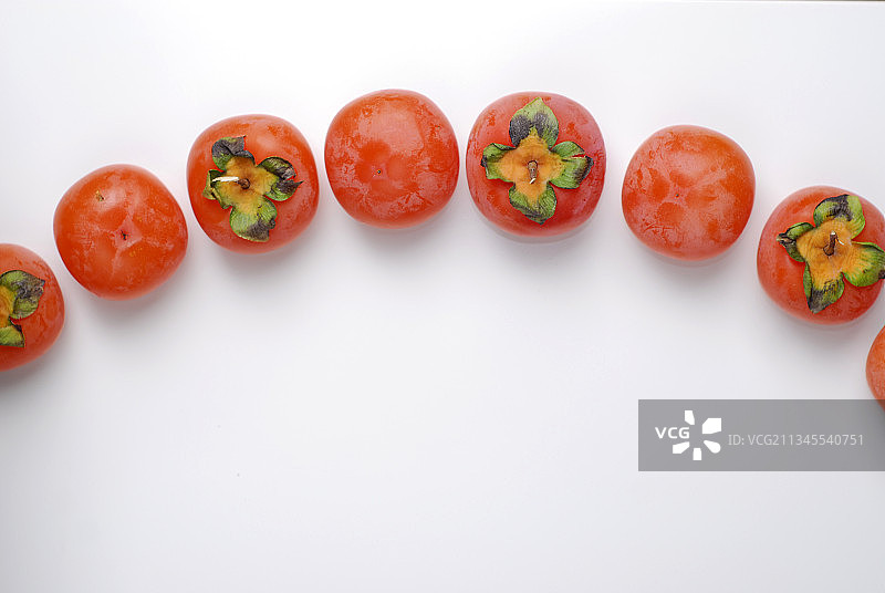 白色背景的圆形柿子图片素材