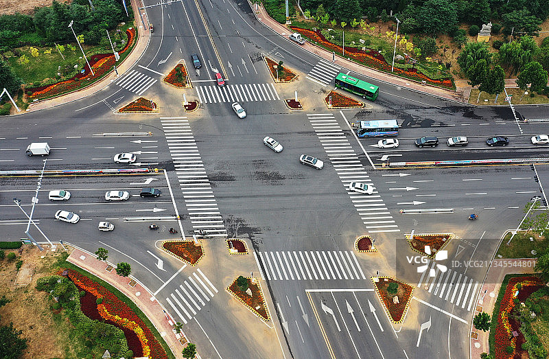 山东枣庄山亭区城区十字路口图片素材