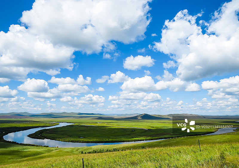 蓝天白云下迂回流淌的中俄界河额尔古纳河图片素材