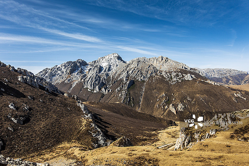 青海囊谦县的雪山图片素材