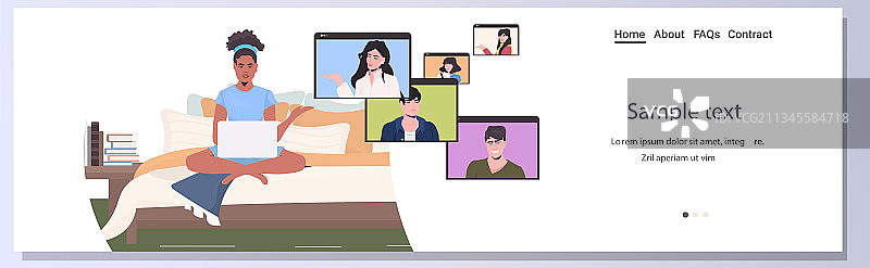 在网页浏览器中与同事聊天的女人图片素材