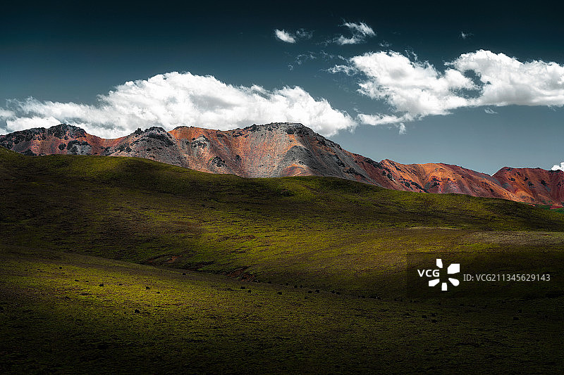 祁连山草原光影与多彩山岩图片素材