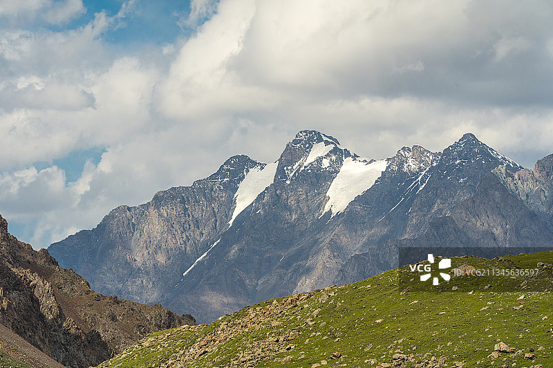 隧道,横越,天山山脉,雪山,天池,哈希勒根达坂,独库公路图片素材