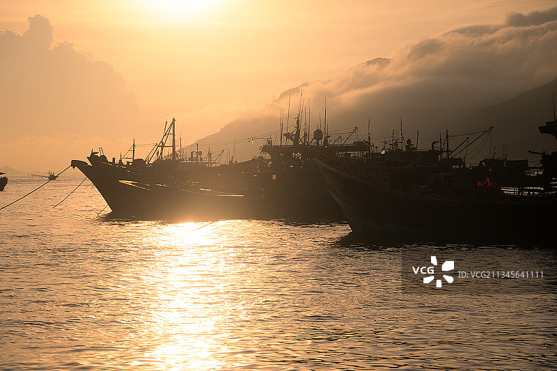 落日下的渔湾图片素材