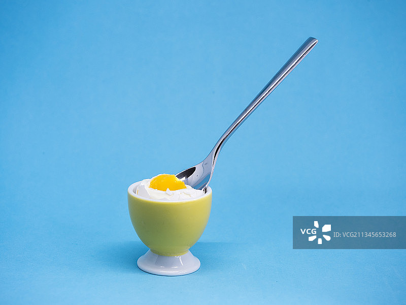 带勺子的溏心蛋图片素材