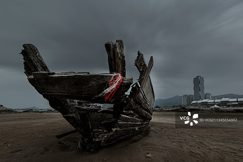 沙滩上废弃的小船图片素材