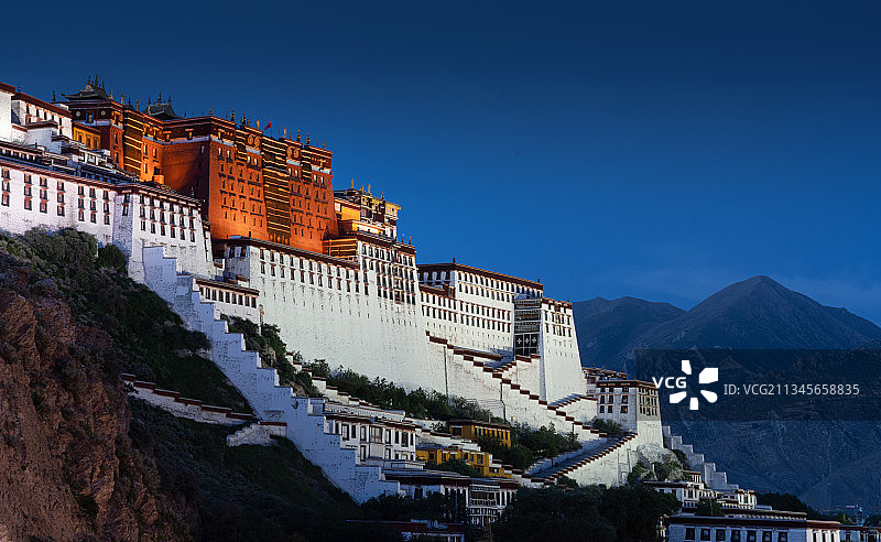 西藏拉萨布达拉宫夜晚全景图片素材