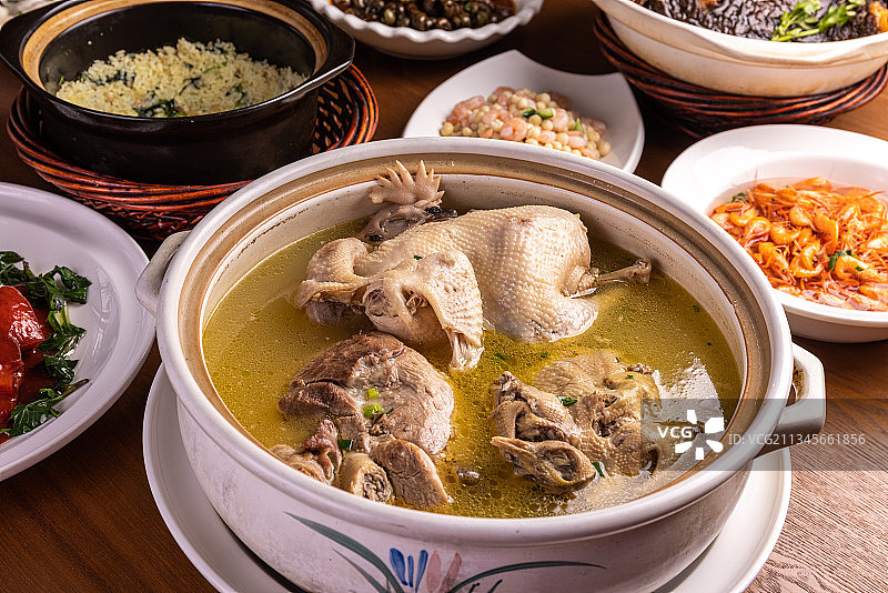 鸡肉鸽子蹄髈汤图片素材