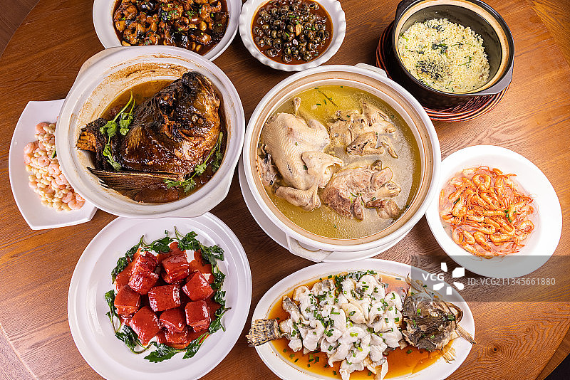 节日宴会饭店聚会套餐美食木桌子图片素材