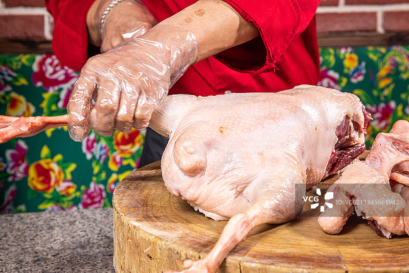 东北厨师分解鹅肉图片素材