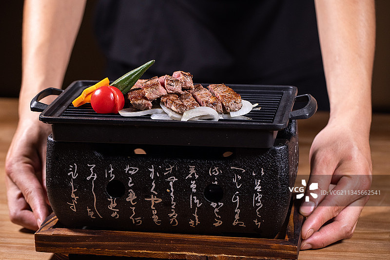 厨师制作碳火烤牛肉图片素材