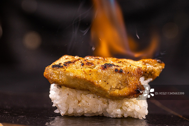 喷枪火烧炙鹅肝寿司图片素材