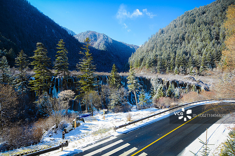 四川省著名景点九寨沟诺日朗瀑布旁无人的公路图片素材