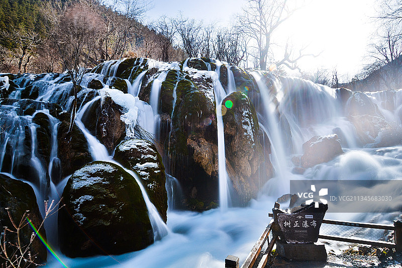 四川省著名景点九寨沟树正瀑布冬季雪景图片素材