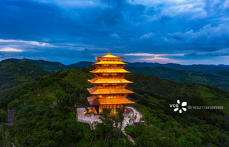 四川成都龙泉山城市森林公园丹景台夜景航拍图图片素材