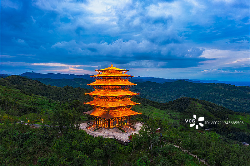 四川成都龙泉山城市森林公园丹景台夜景航拍图图片素材