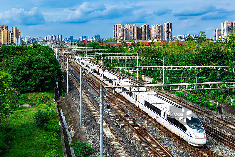 四川成都市区行驶的中国铁路高铁动车火车图片素材