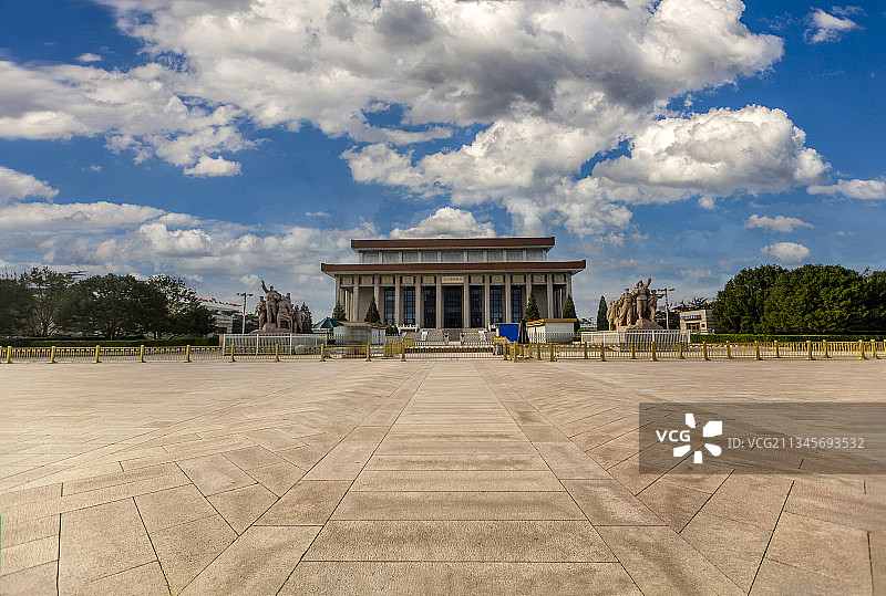 蓝天白云下的北京市毛主席纪念堂（伟人纪念堂）图片素材