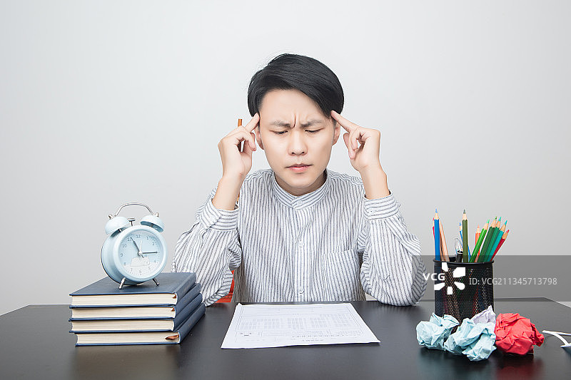 亚洲男性在书桌前学习读书思考图片素材