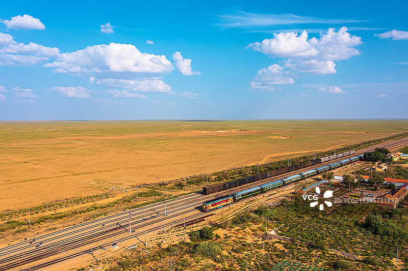 航拍锡林郭勒大草原集二铁路图片素材