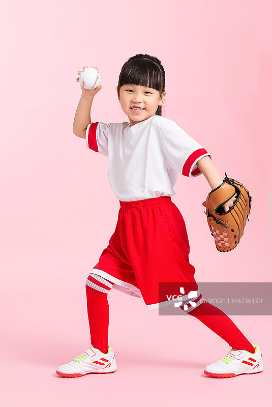 玩棒球的小学生投球的动作图片素材