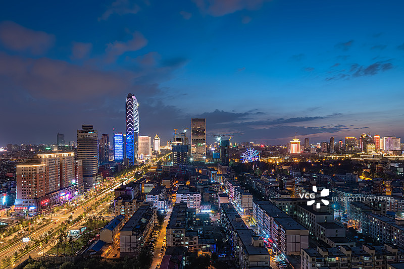 长春市蓝色时刻的南关区解放大路IFC与城市天际线夜景图片素材