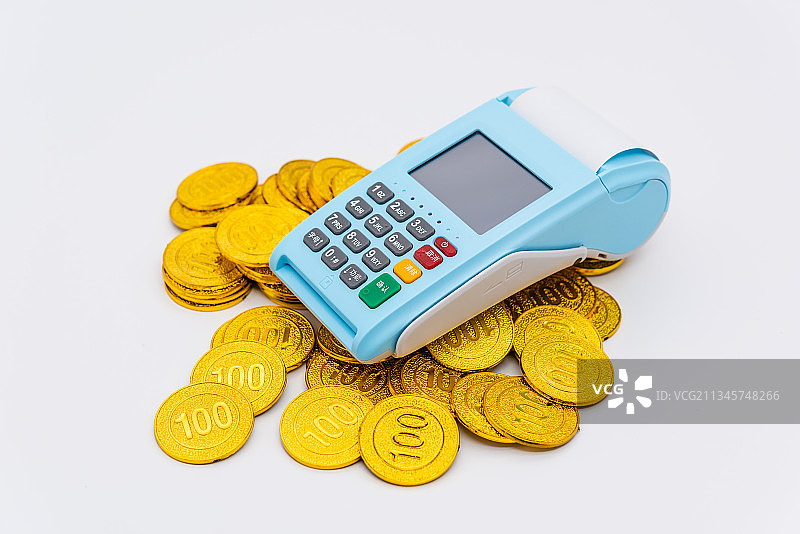 棚拍金融类购物刷卡POS机和金币购物车图片素材