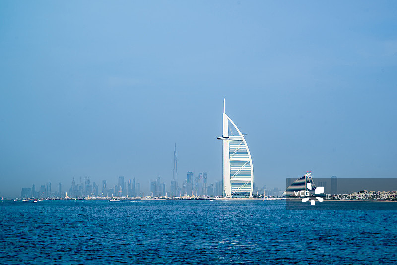 迪拜，帆船酒店，哈利法塔，城市天际线，白天图片素材