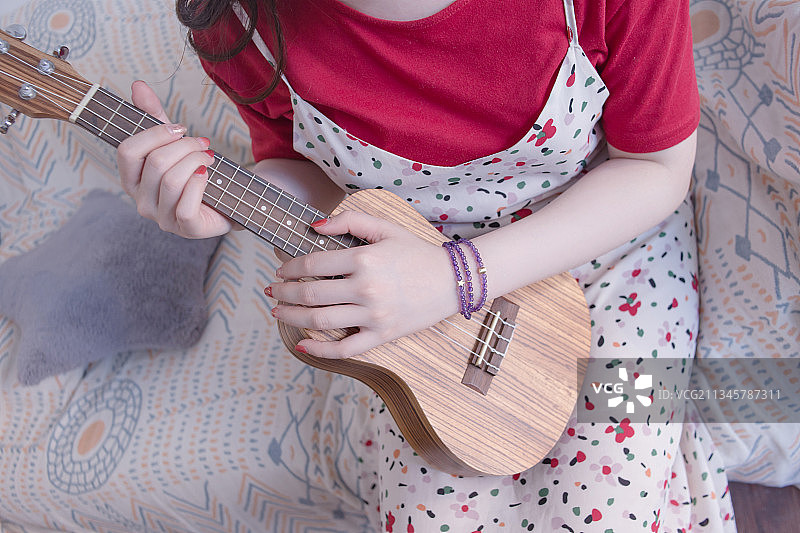 假日的午后 精致的女生佩戴着水晶饰品 在享受休闲时光图片素材