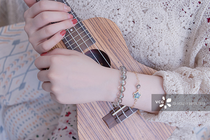 假日的午后 精致的女生佩戴着水晶饰品 在享受休闲时光图片素材