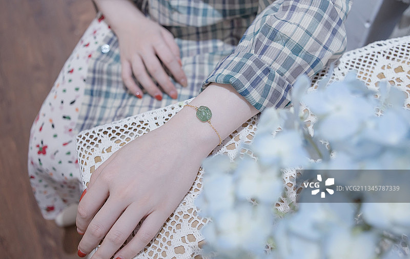 假日的午后，精致的女生佩戴着水晶饰品，在享受休闲时光图片素材