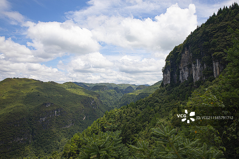 中国贵州贵阳市花溪区高坡乡扰绕村露营基地红崖峡谷景观图片素材