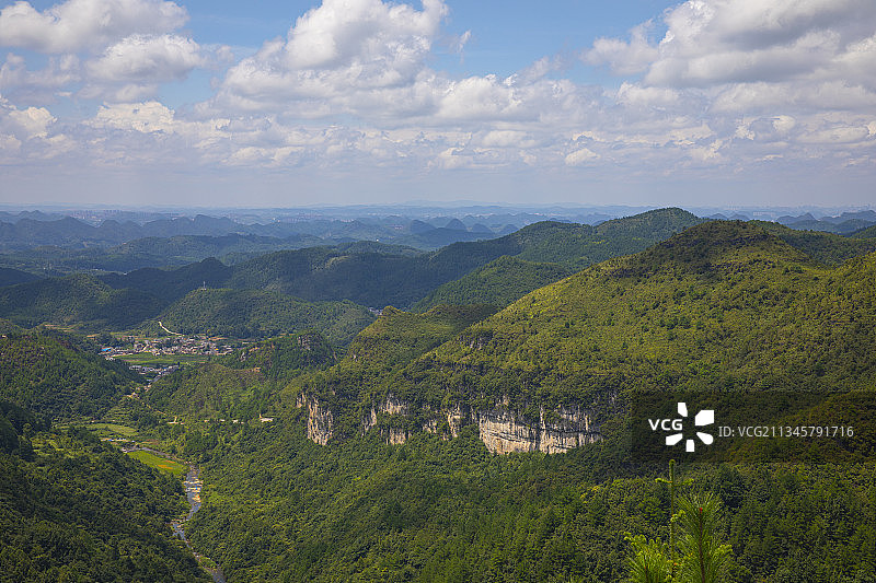 中国贵州贵阳市花溪区高坡乡扰绕村露营基地红崖峡谷景观图片素材