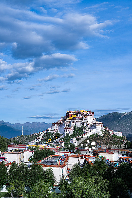 西藏，拉萨，布达拉宫侧面，白天，全景图片素材
