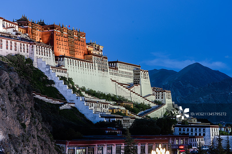 西藏，拉萨，布达拉宫侧面，夜景，全景，药王山图片素材