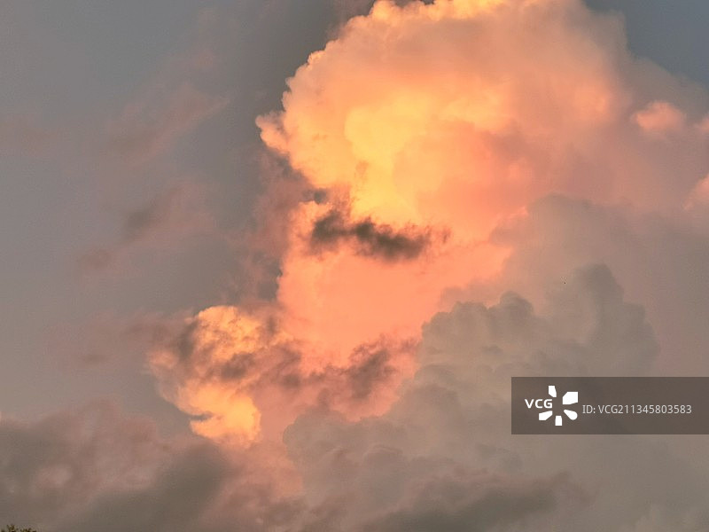 日落时戏剧性天空的低角度视图图片素材