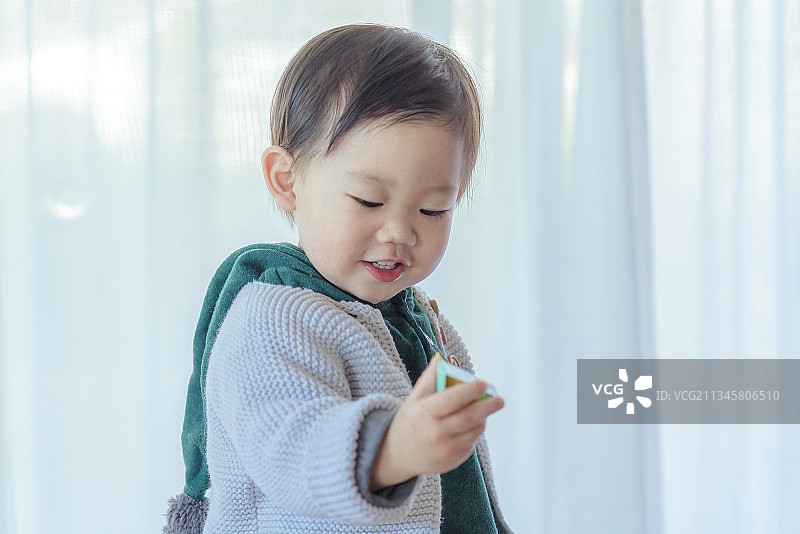 喜欢玩橡皮泥的小男孩图片素材