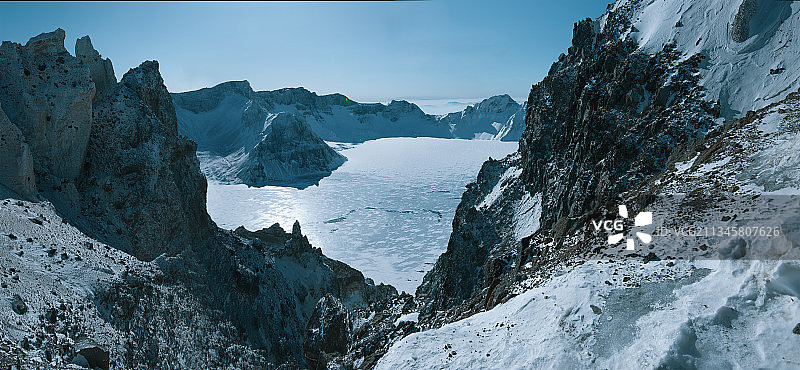 长白山天池，冬季，冰雪，山峰图片素材