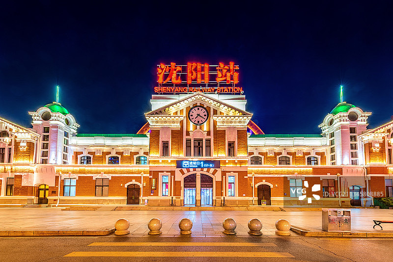 中国辽宁沈阳站夜景图片素材