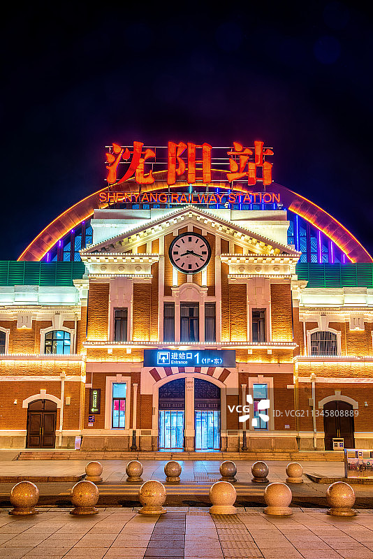 中国辽宁沈阳站夜景图片素材