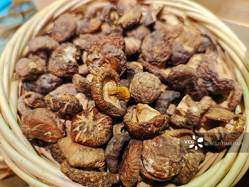 篮筐中的香菇（花菇）图片素材