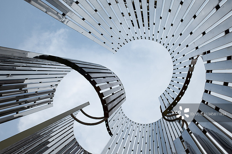 朝向天空的抽象建筑线条图片素材