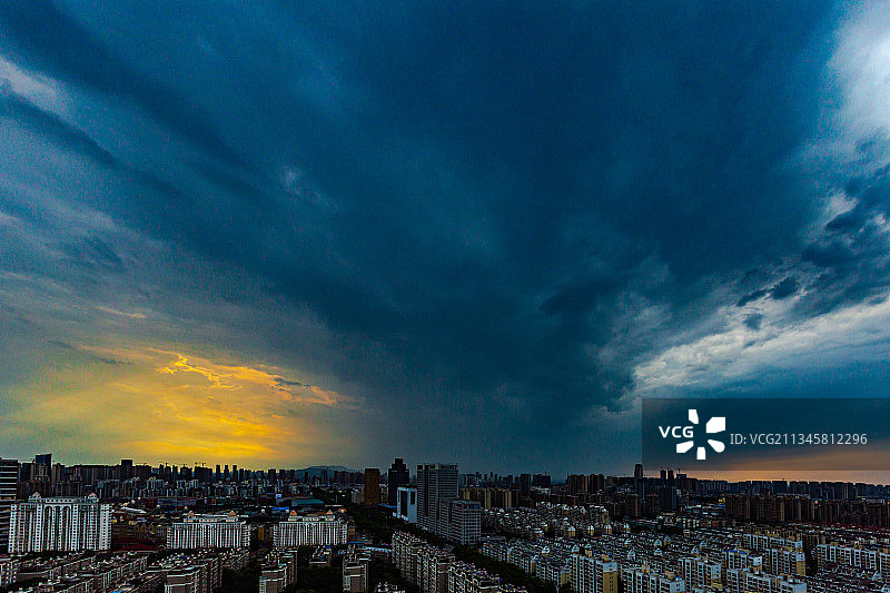 安徽省蚌埠市城市夏天气象单体云团图片素材